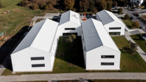 Architekti zařízení hmotově rozdělili do čtyř podlouhlých domů. (Dětská léčebna se speleoterapií v Ostrově u Macochy; Adam Rujbr Architects)