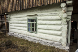 Původní kmeny (Roubená chalupa Strašín)