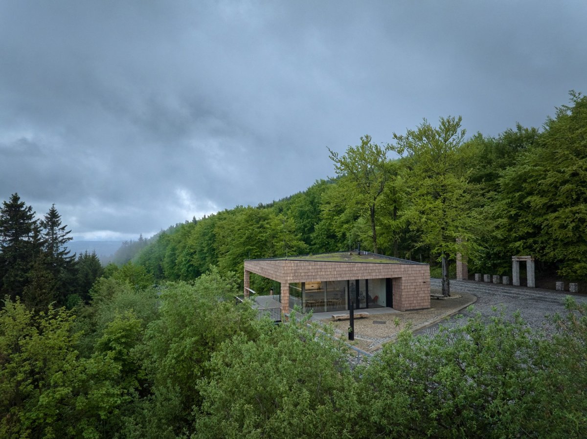 Nyní má nové zázemí (Brána Pusteven; henkai architekti)