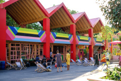 ...dá se tu jen tak posedět... (Morag Myerscough, FLUX - oživení veřejného prostoru v Mnichově)