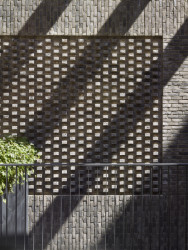 Jakub Cigler Architekti realizovali nárožní administrativní budovu na náměstí W. Churchilla s cihlovou fasádou