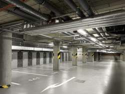 Pod novostavbami jsou tři podlaží podzemních garáží