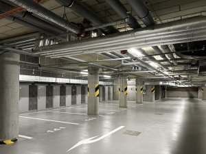 Pod novostavbami jsou tři podlaží podzemních garáží