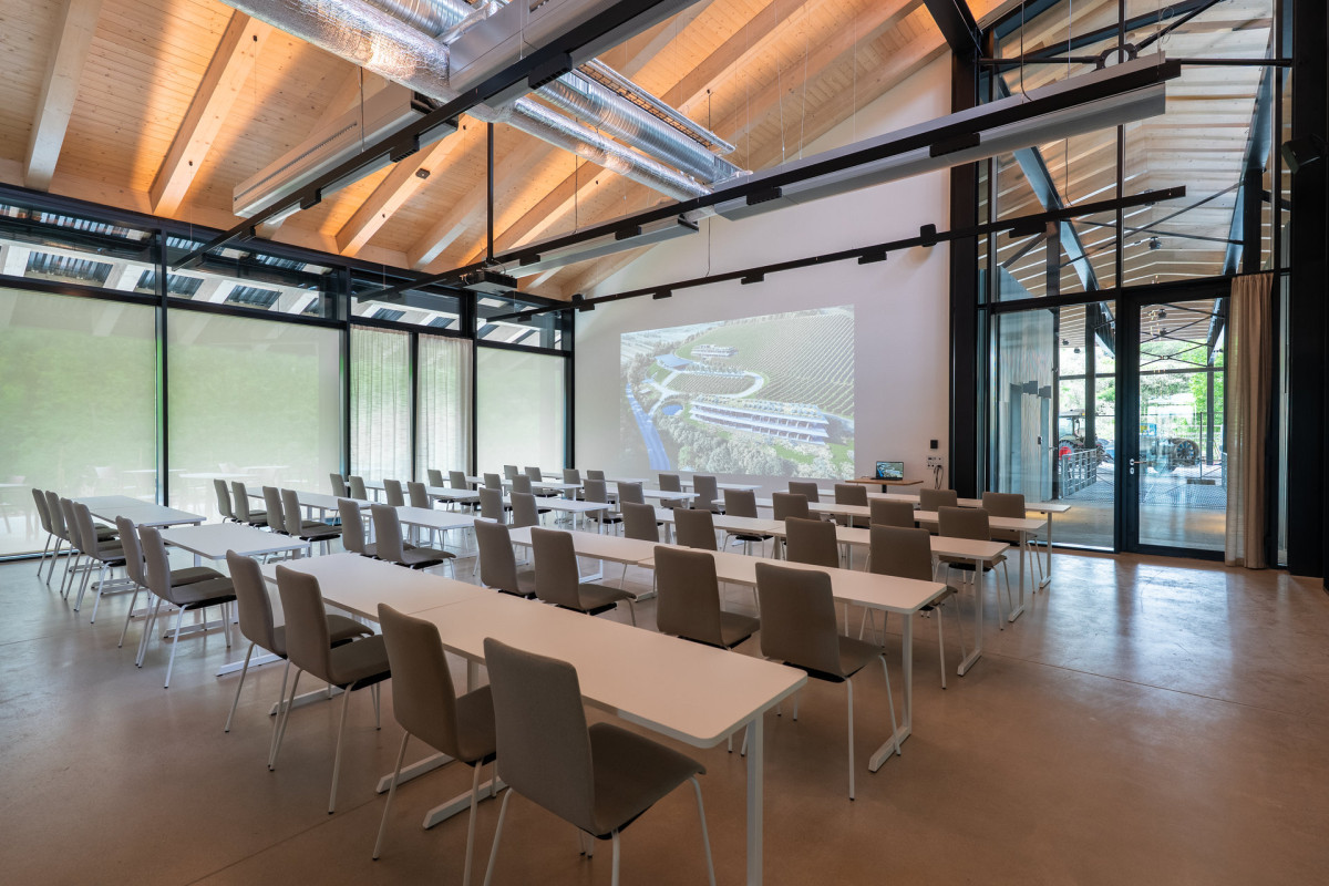 Pohled do konferenční místnosti (ARTEVINI Resort & Winery u Velkých Pavlovic; znamení čtyř – architekti)