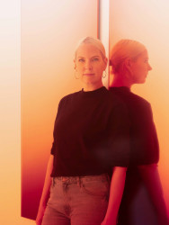 V rámci bloku The Future of Design dále vystoupí vizuální umělkyně Sabine Marcelis.