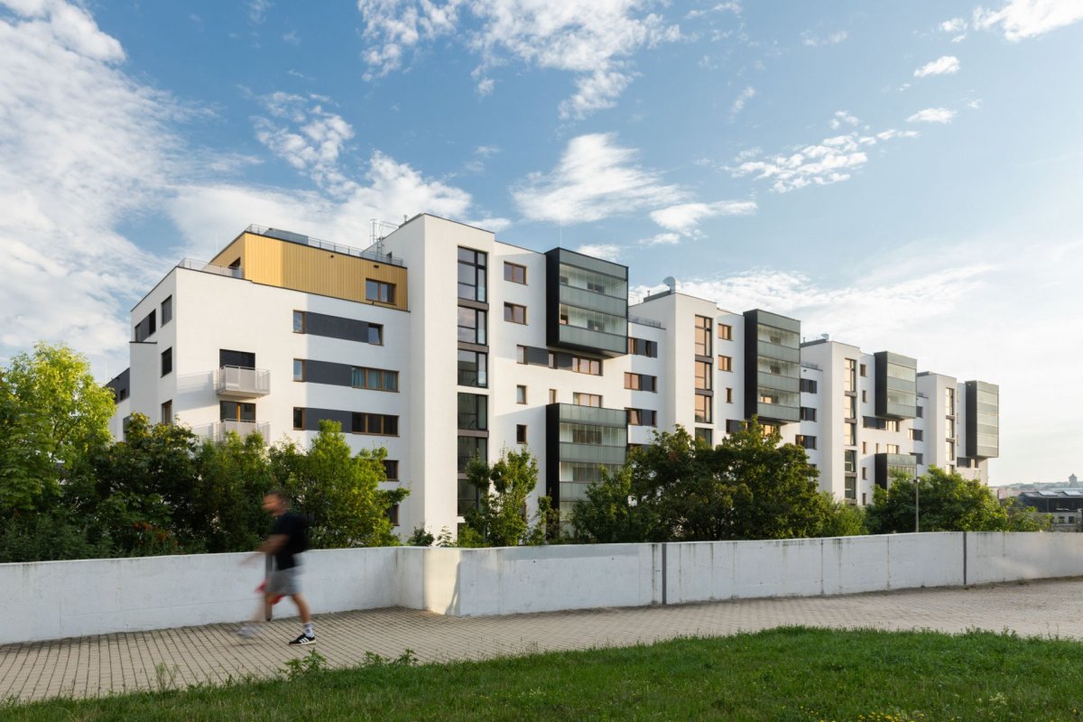 Domy se nacházejí v areálu michelské plynárny (Bytový soubor Bohdalecké kvarteto, Podlipný Sladký architekti)