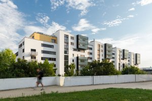 Domy se nacházejí v areálu michelské plynárny (Bytový soubor Bohdalecké kvarteto, Podlipný Sladký architekti)