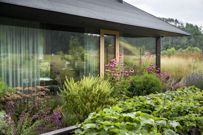 Zahrada rodinného domu u vodní nádrže Kamýk od Atelier Flera