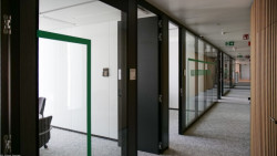 Pro transparentní příčky bylo použito akustické sklo Stratophone, stěny jsou díky obkladu ze skla Lacobel popisovatelné a slouží při poradách. (Administrativní budova BNP Paribas Fortis Montagne du Parc v Bruselu)