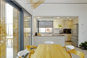 Rodinný dům na Hané, No-A Architekti: Interiéry hrají především přirozenými odstíny dřeva