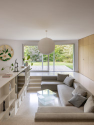 V místě, kde byl předtím bazén, je teď gauč. Je to originální využití prostoru, které ocenila taky porota CEZAAR. (Bazén byt, GRAU) 