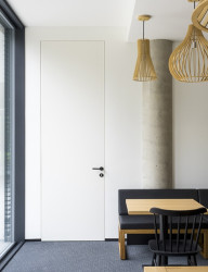 Dorsis Fortius 52 může být s dubovými lamelami, dýhou nebo jednoduše bílé. Cílem je nechat dveřní plochu splynout s okolní zdí.