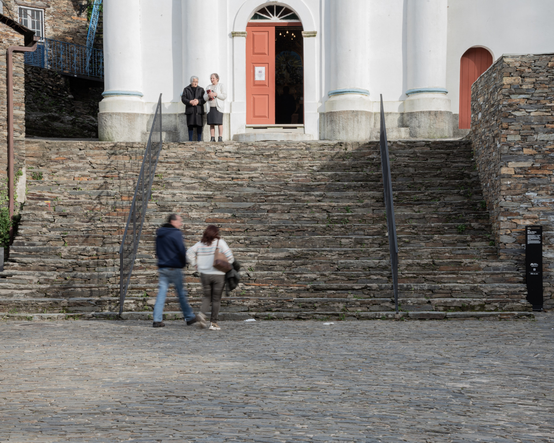 Prostor, dlážděný opukou podle místní tradice, nechali architekti zrevitalizovat tak, aby to vypadalo, že se na místě ani nic nestalo.