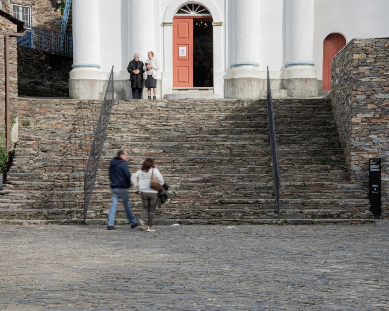 Prostor, dlážděný opukou podle místní tradice, nechali architekti zrevitalizovat tak, aby to vypadalo, že se na místě ani nic nestalo.