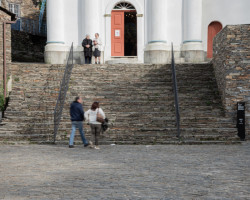 Prostor, dlážděný opukou podle místní tradice, nechali architekti zrevitalizovat tak, aby to vypadalo, že se na místě ani nic nestalo.
