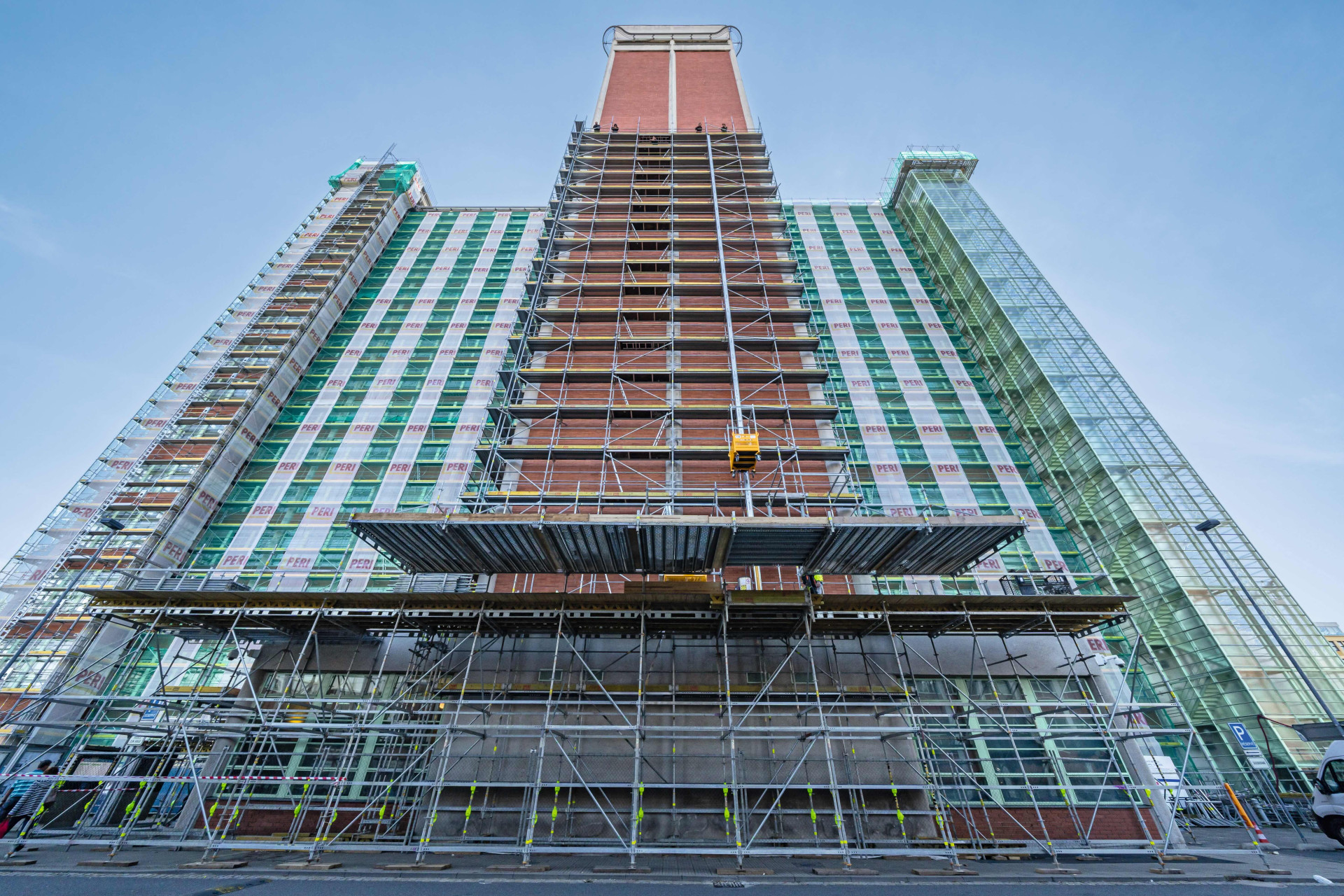 Baťův mrakodrap ve Zlíně se dočkal nové fasády. Lešení pro rekonstrukci dodala společnost PERI.