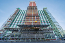 Baťův mrakodrap ve Zlíně se dočkal nové fasády. Lešení pro rekonstrukci dodala společnost PERI.