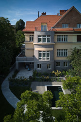 Dům je součástí vilové kolonie, kterou v roce 1912 založilo Stavební družstvo pražských novinářů a spisovatelů a dnes se nachází v památkové zóně. (Rekonstrukce vily na Vinohradech; Atelier Hajný)