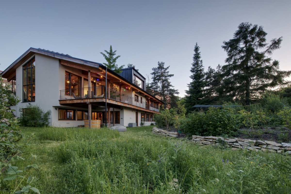 Přesto si dům uchoval svou poetickou náladu. (Dům Na větru, A1 architects)