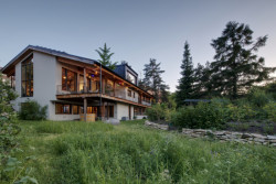 Přesto si dům uchoval svou poetickou náladu. (Dům Na větru, A1 architects)