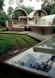 Doshiovo studio Sangath, 1980, Ahmedabad v Indii