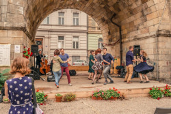 Léto pod Negrelliho viaduktem