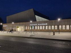 Město se rozhodovalo, zda má vůbec cenu bazén rekonstruovat - nakonec se k opravě stavby přiklonilo