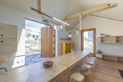 Pohled do interiéru "obýváčku" (Lesní třída Větvíci na Žižkově od ateliérů Terra Florida a Jasné)