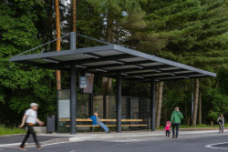 Přístřešek zkrácený z 54 m na osmnáct. (Zastávka ve Frýdku-Místku, KLAR)