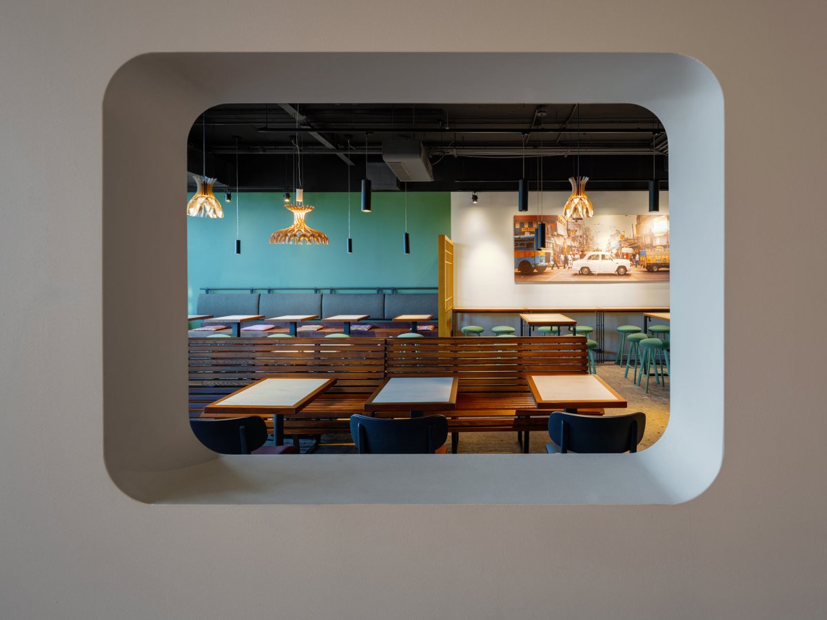 Zásadním prvkem se stala i volba osvětlení, které vytváří jemnou hru světla a stínu a podtrhuje atmosféru interiéru. (Bombay Express; Studio archicraft)