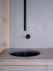 Uvnitř je vše na míru včetně kuchyňské desky a baterie. (Domek ve vinici; Ark-Shelter, Archekta)