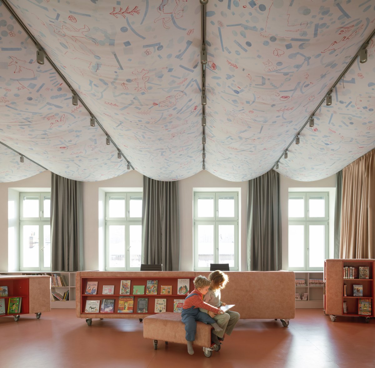 V prostou jsou také různé rampy, pojízdná sedátka. (Knihovna v Červeném Kostelci; Papundekl architekti)