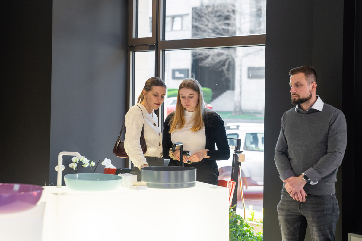 Nové koupelnové studio Hub in Bath v Karlíně vzniklo spojením čtyř výrobců sanitárních produktů.