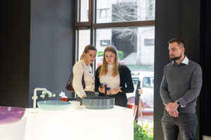 Nové koupelnové studio Hub in Bath v Karlíně vzniklo spojením čtyř výrobců sanitárních produktů.
