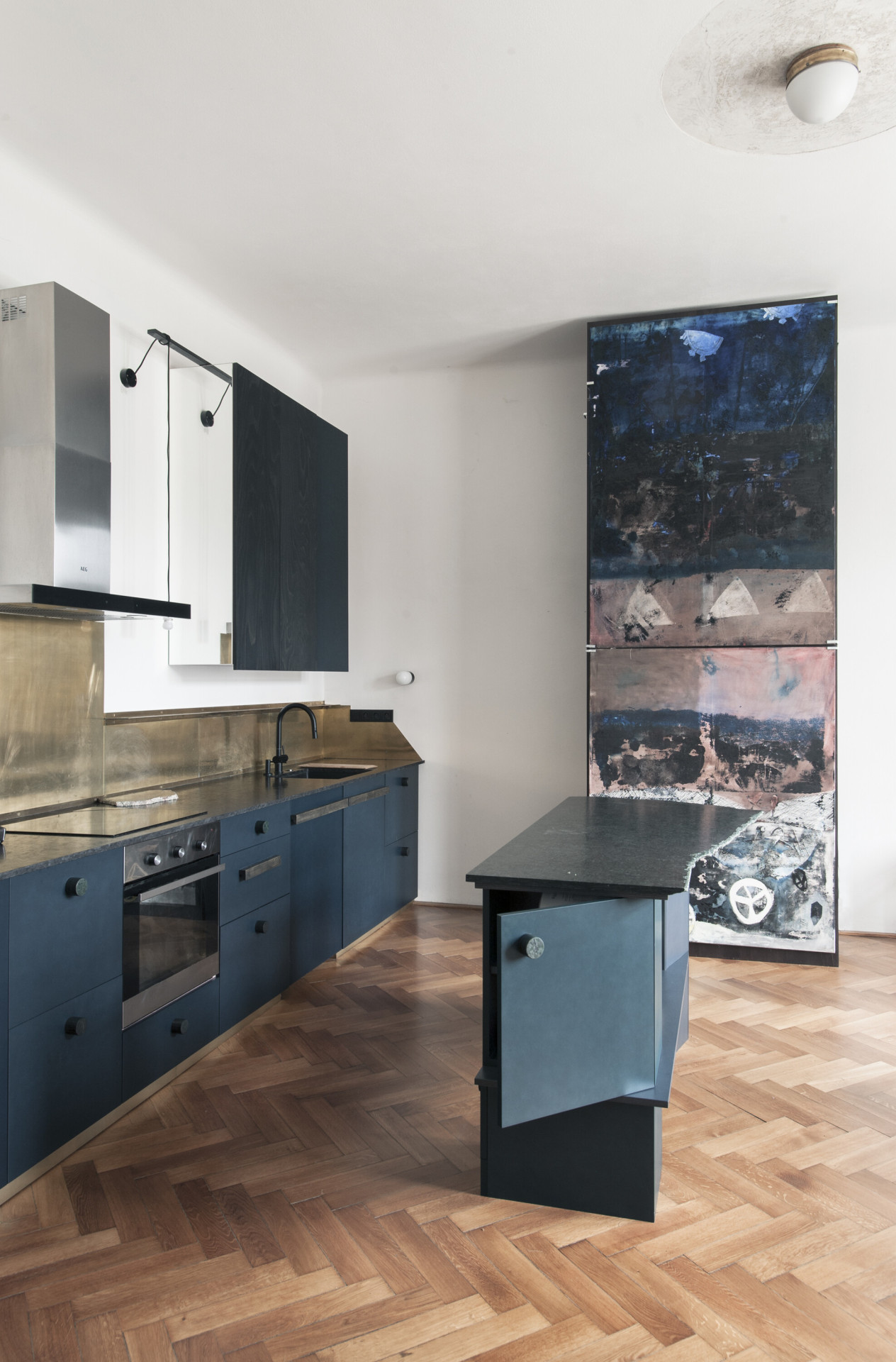 Rekonstrukce bytu v secesní vile, svobodová blaha - V první místnosti vznikla obytná kuchyně, které dominuje kuchyňský ostrov nepravidelného organického tvaru