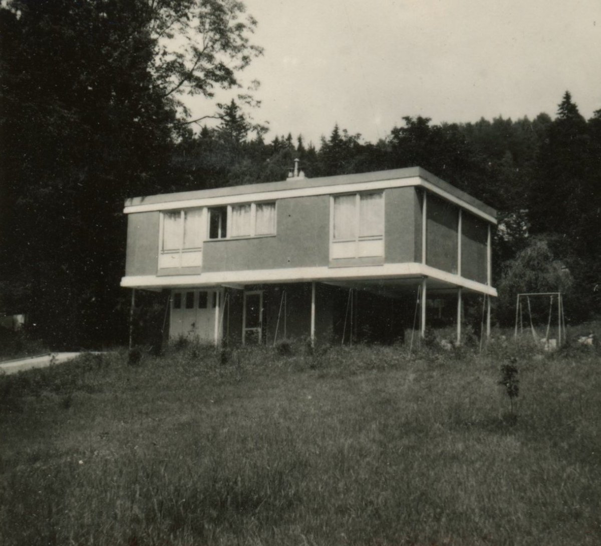 Dobová fotografie datovaná ke dni 11. 7. 1962, kdy se Karel Hubáček do domu čerstvě nastěhoval se svou rodinou jako nájemník.