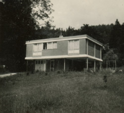 Dobová fotografie datovaná ke dni 11. 7. 1962, kdy se Karel Hubáček do domu čerstvě nastěhoval se svou rodinou jako nájemník.
