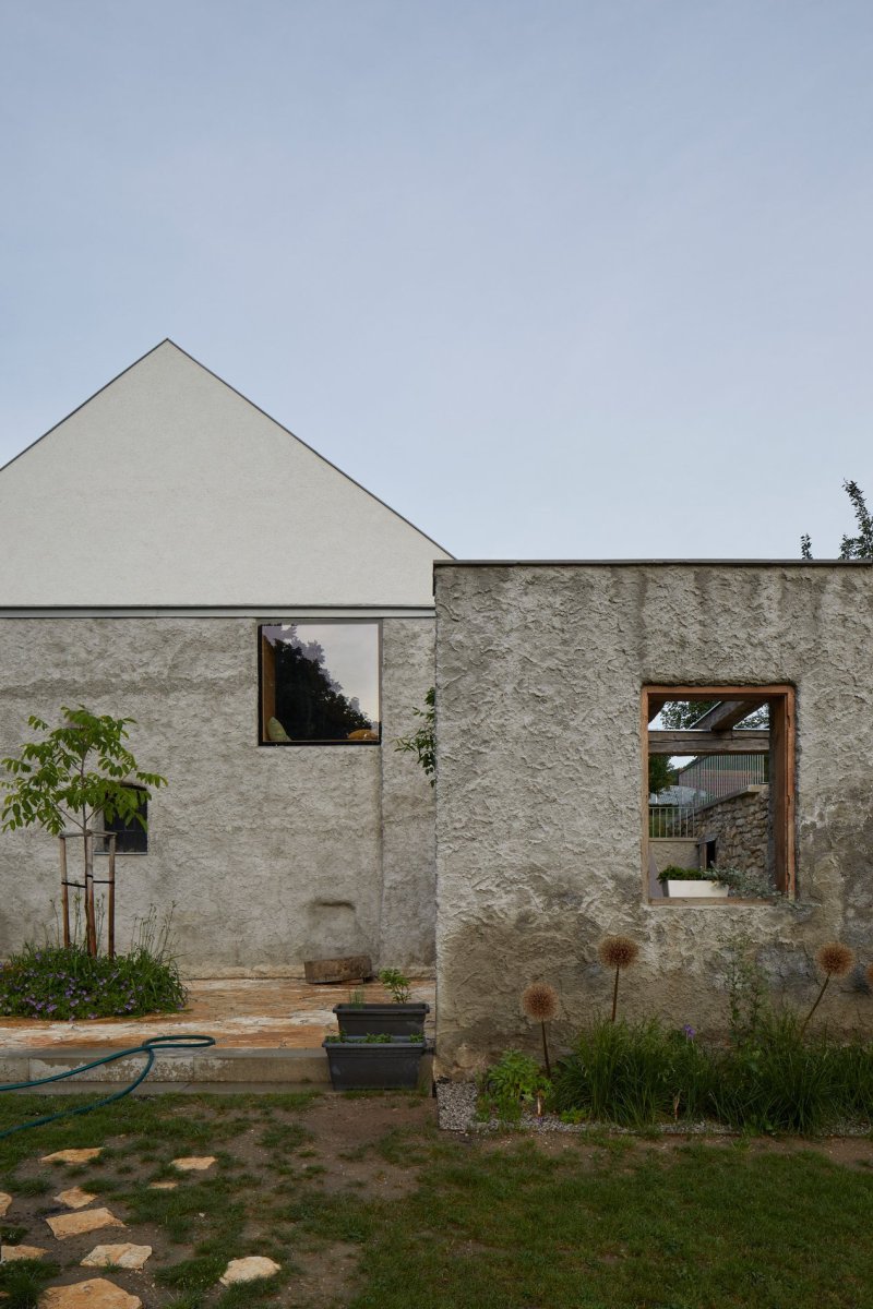 Proměna hospodářské usedlosti s mlýnem na Slovensku od RDTH architekti