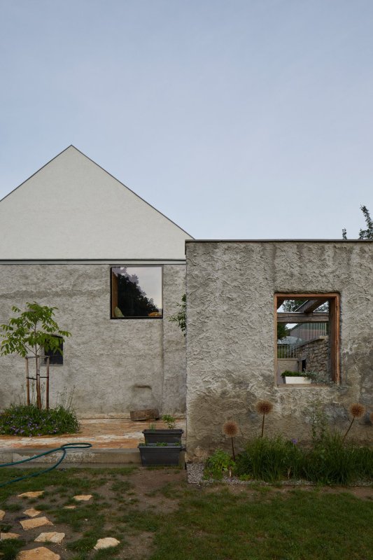 Proměna hospodářské usedlosti s mlýnem na Slovensku od RDTH architekti
