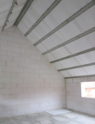 Výhodou masivní střechy Ytong je vyvážené a příznivé klima v obývaném střešním prostoru po celý rok