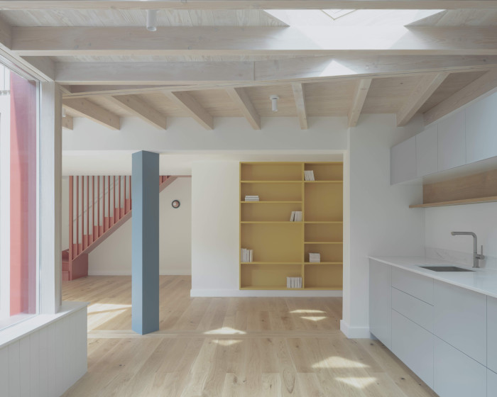 Přístavba rodinného domu v Londýně, Artefact: Hlavním těžištěm je výrazný modrý trojúhelníkový sloup, kolem kterého se otáčí nově rozšířený obytný prostor