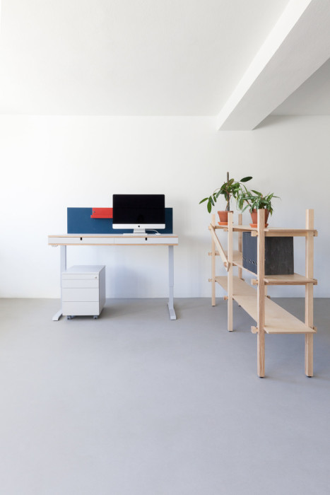 Výškově nastavitelný stůl TAK s úložným prostorem od PROFIL NÁBYTEK