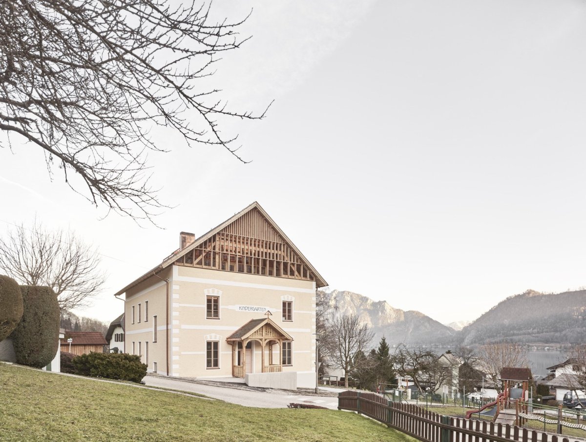 Ateliér architektů Hohengasser Wirnsberger citlivě zrenovoval památnou budovu mateřské školy v Unterachu z konce 19. století.