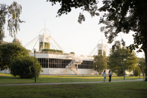 Střešní terasy Křižíkových pavilonů prošly rekonstrukcí (Rekonstrukce teras Křižíkových pavilonů; SOA architekti)
