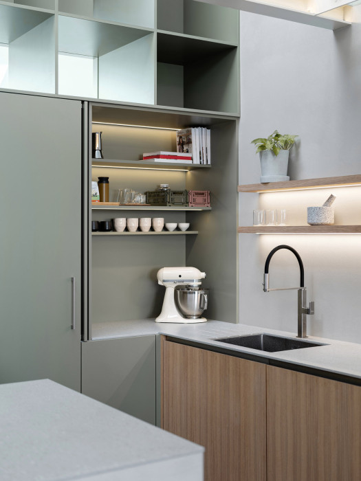 Na půdě DEVOTO zajišťovalo výrobu a montáž vestavného nábytku (Půdní byt Palmovka; boq architekti)