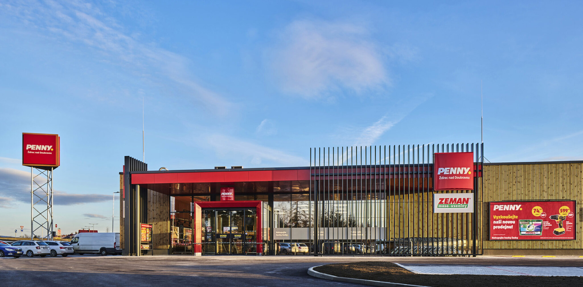 Supermarket ve Ždírci nad Doubravou, postavený ze dřeva.