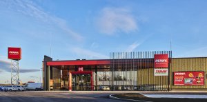Supermarket ve Ždírci nad Doubravou, postavený ze dřeva.