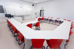 Nástavba základní školy Vidče vyřešila nedostatek prostor pro výuku. Pracuje s kontrastem mezi tmavou současnou vrstvou a původní světlou fasádou z 80. let.