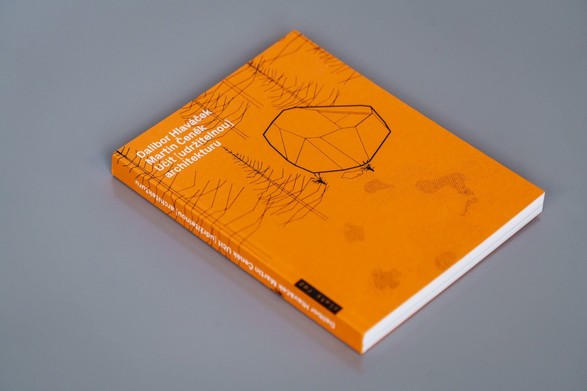 Kniha Učit [udržitelnou] architekturu, Fakulta architektury ČVUT / Dalibor Hlaváček, Martin Čeněk