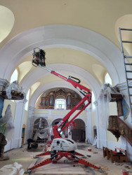 Návrh oprav se potýkal s problémy s památkovou péčí, a to kvůli barevnosti fasády. Ta měla mít nové zabarvení, a to se památkářům nelíbilo. 